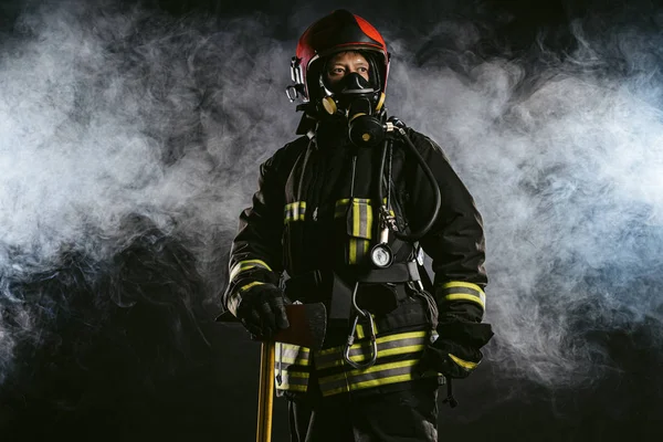 Coraggioso pompiere in uniforme — Foto Stock