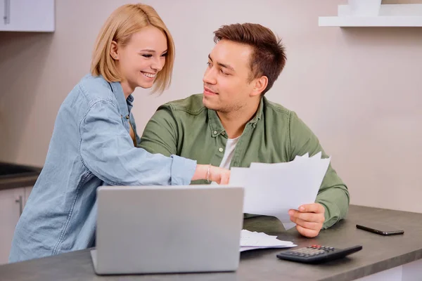 Gelukkig getrouwd stel gebruik laptop thuis terwijl thuis audit — Stockfoto