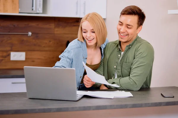 Mooi positief paar controleren hun financiën thuis — Stockfoto