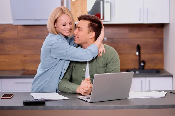 Boldog pár otthon modern laptop, család figyelembe véve a jelzálog vagy biztosítás — Stock Fotó