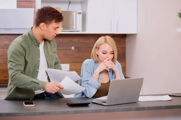 Kaukasisch echtpaar bespreken papieren met laptop, man en vrouw kamergenoten of man en vrouw controleren huur — Stockfoto