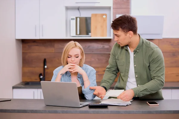 Irritado e triste casal analisando com laptop — Fotografia de Stock