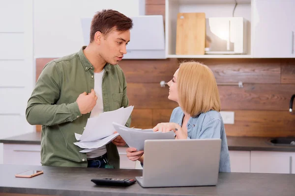 Echtgenoot legt uit aan vrouw met documenten — Stockfoto