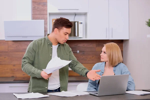 Echtpaar ruziën over financiële problemen in het gezin — Stockfoto