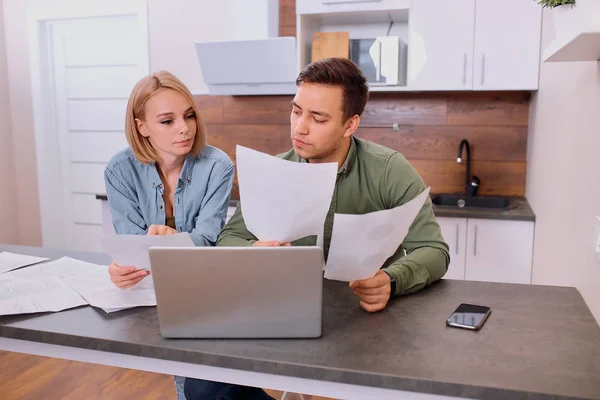 Doordachte paar het oplossen van financiële problemen in het gezin — Stockfoto