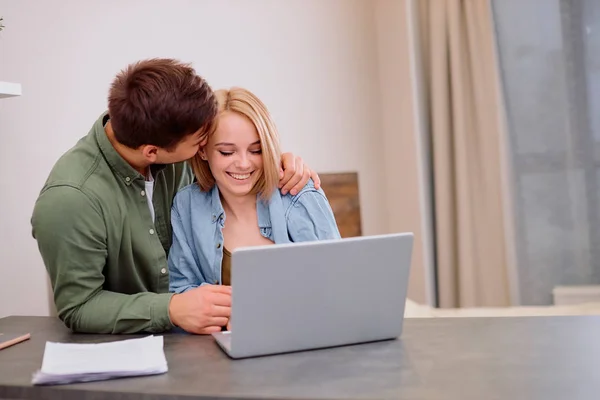 Lindo bonito casal sentar juntos na mesa em casa — Fotografia de Stock