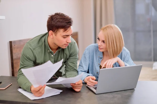 Druk met financiële problemen vrouw thuis en haar man — Stockfoto