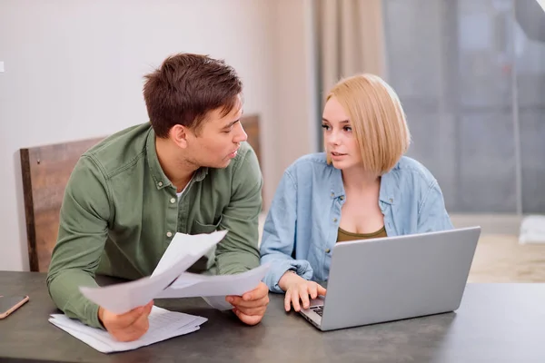 Sorrindo casal calcular e planejar finanças em casa — Fotografia de Stock