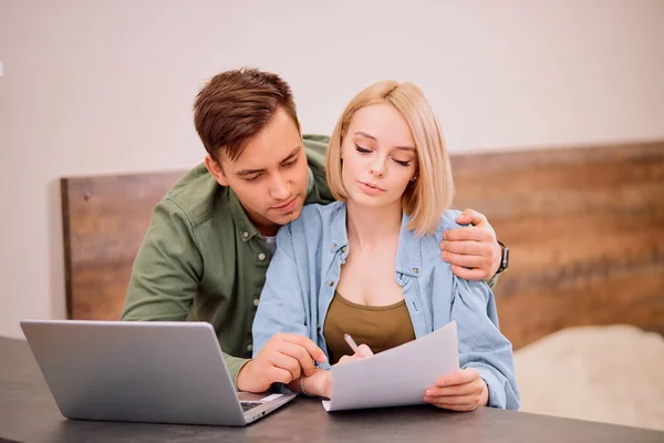 Mooi getrouwd stel op zoek naar hypotheek — Stockfoto