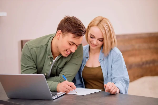 Kaukasisch paar notitie, het plannen van hun financiën op papier — Stockfoto