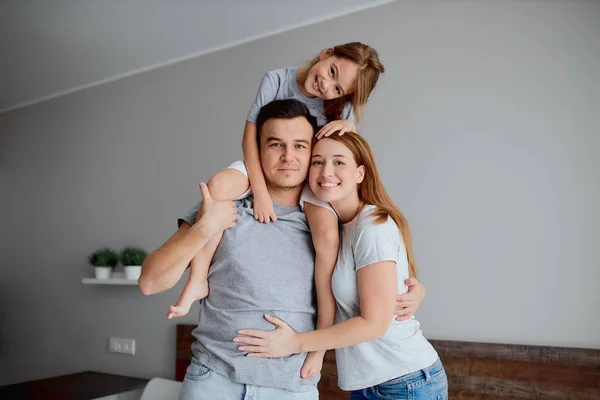 Mutlu beyaz çift yatak odasında yan yana durur. — Stok fotoğraf