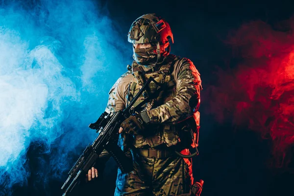 Guerrier homme en uniforme militaire en fond fumé avec des rayons UV — Photo