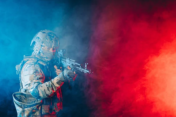Soldado atirando em alguém isolado no espaço com UV — Fotografia de Stock