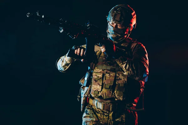 Soldat man med vapen — Stockfoto