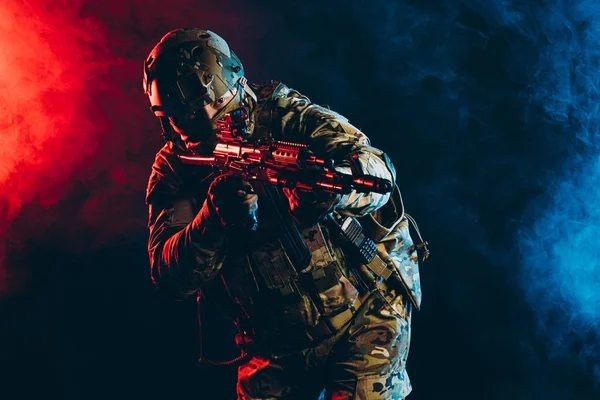 Soldat militar în fundal UV fumuros — Fotografie, imagine de stoc