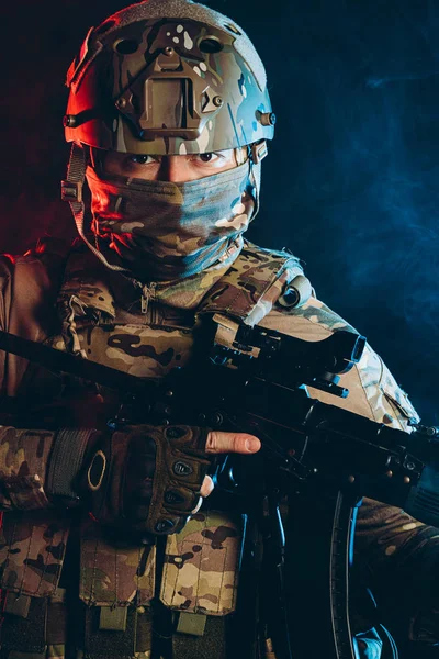Retrato de jovem soldado caucasiano com rifle — Fotografia de Stock