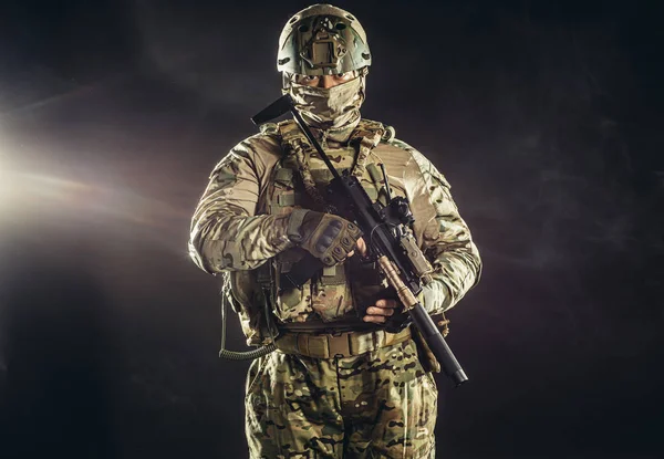 Retrato de militar homem olhando para a câmera — Fotografia de Stock