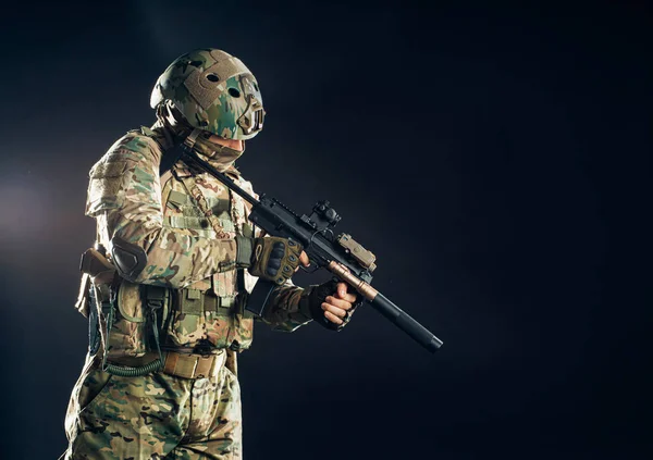 Concepto de protección y fuerzas militares. soldado con rifle — Foto de Stock