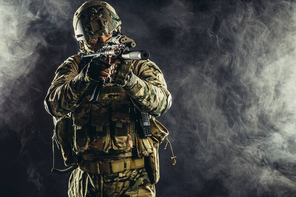 портрет солдата в действии
