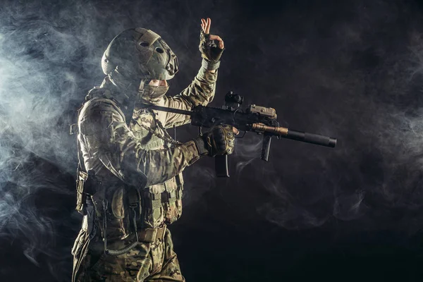 Jovem militar em fumaça — Fotografia de Stock