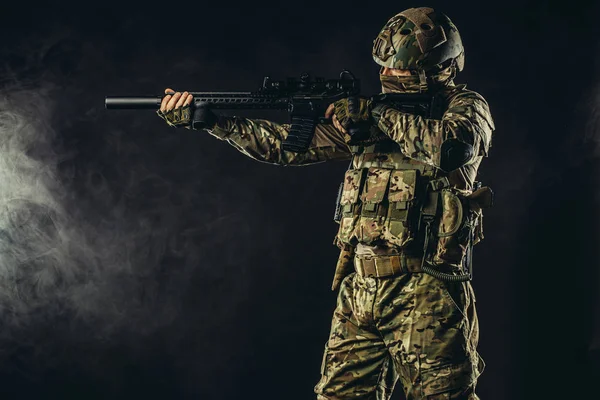 Soldat sikta sitt vapen mot fienden — Stockfoto