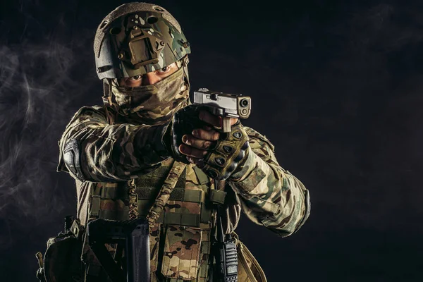 Fiatal katona férfi kezében fegyver — Stock Fotó