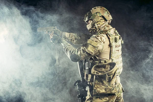 銃を持った軍の服を着た筋肉質の青年兵士 — ストック写真