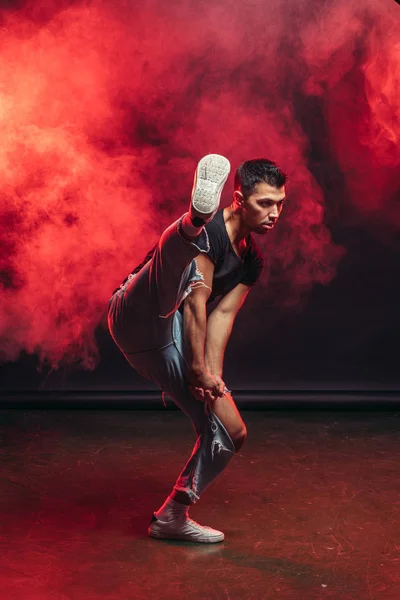 Atlético hombre bailando aislado en humo fondo —  Fotos de Stock