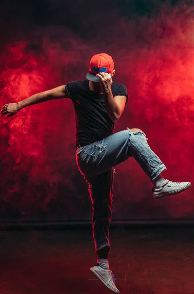 Mann tanzt Streetdance isoliert im Studio — Stockfoto