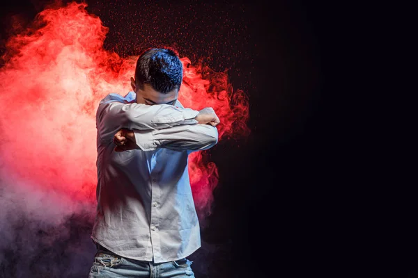 Vaardig jong Kaukasisch guy dragen wit shirt dansen in studio — Stockfoto