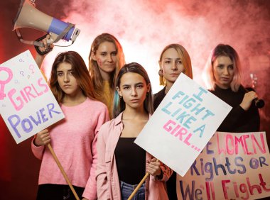 Kafkas kadın feministler dumanlı uzayda bir arada duruyorlar