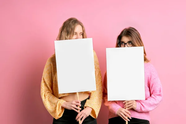 Meninas com cartazes lutando pelo feminismo — Fotografia de Stock