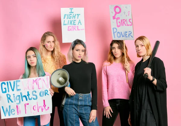 Portré gyönyörű feminista lányok elszigetelt rózsaszín háttér — Stock Fotó