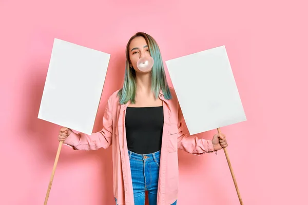 Retrato de menina feminista caucasiana no fundo rosa — Fotografia de Stock