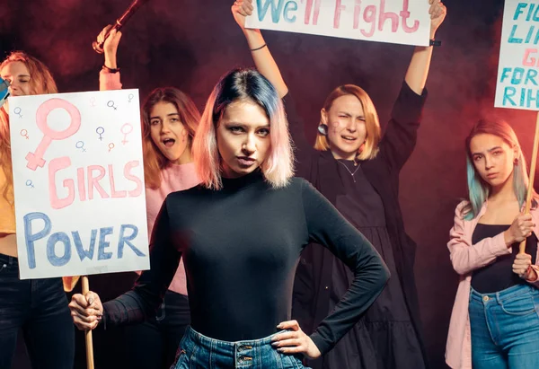 Fiatal lányok kiabálása a feminizmust népszerűsítő plakátokkal — Stock Fotó