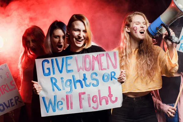 Retrato do grupo feministas emocionais no espaço esfumaçado — Fotografia de Stock