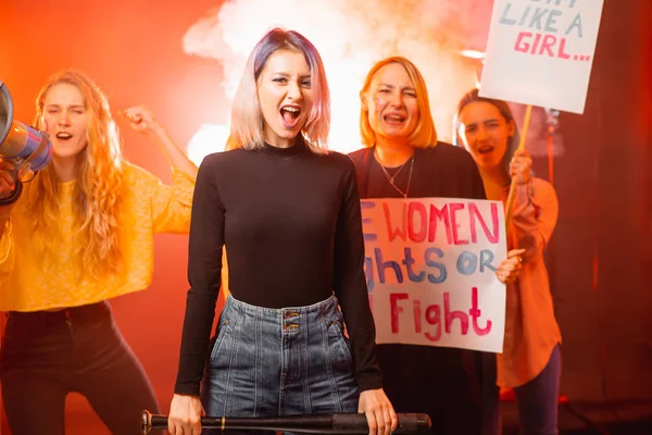 Кричать молодых девушек с плакатами, пропагандирующими феминизм — стоковое фото
