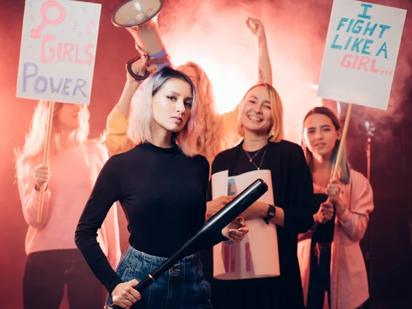 Серьезные девушки-феминистки с плакатом призывают к феминистскому движению — стоковое фото