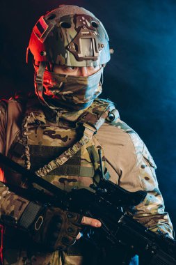 Dumanlı UV uzayında militan asker