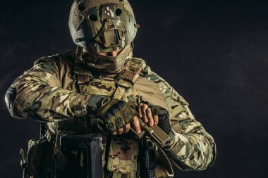 Yakışıklı, korkusuz, silahlı cesur asker.