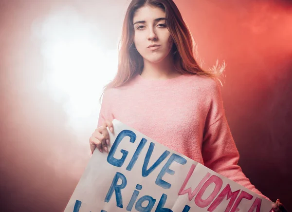 Mujer feminista joven sosteniendo cartel —  Fotos de Stock