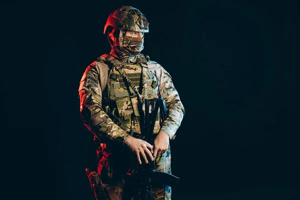 Porträtt av allvarlig soldat i hjälm isolerad i Uv bakgrund — Stockfoto