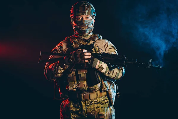 Homme militaire avec arme à feu — Photo