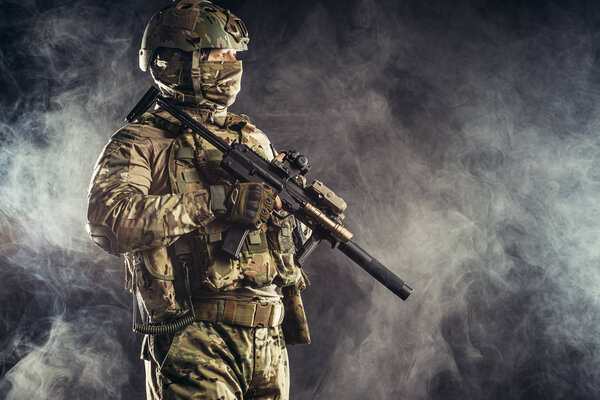 молодой военный в дыму
