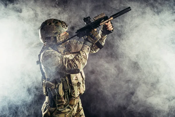 Russische strijdkrachten, jonge soldaat met wapen — Stockfoto