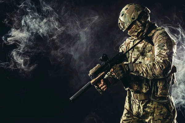 Soldat schießt durch Nebelrauch — Stockfoto
