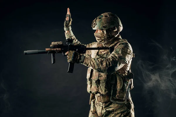 Schutz- und Streitkräftekonzept. Soldat mit Gewehr — Stockfoto