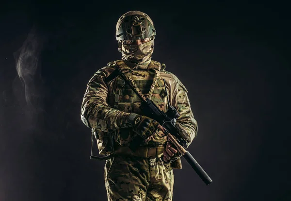Muscular jovem soldado em roupas do exército com arma — Fotografia de Stock