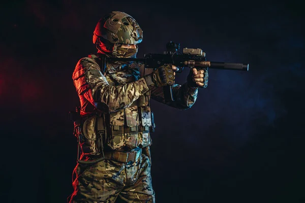 Soldat militaire en arrière-plan UV fumé — Photo