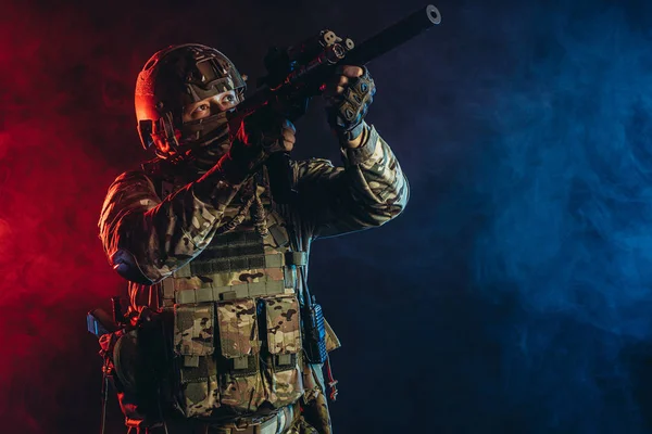 Guerrier homme en uniforme militaire en fond fumé avec des rayons UV — Photo